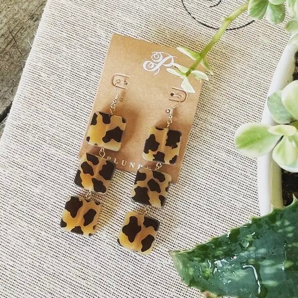 New Plunder "Hallie" Leopard Acrylic Square Earrings (3.75") - Picture 4 of 4